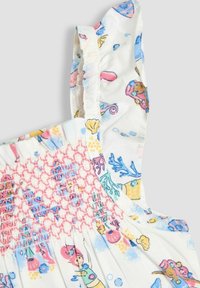Vestido blanco con estampados coloridos de temática submarina, con detalles fruncidos en rosa y tirantes con volantes. Material de algodón suave.