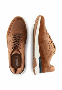 Brune læder- og ruskinds-sneakers med en mesh-overdel, der har en hvid mellemsål og gummibund. Flade snørebånd og polstret krave inkluderet.