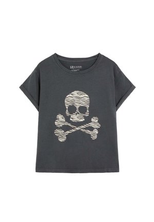 Camiseta de manga corta de color gris oscuro con estampado en blanco de calavera y tibias cruzadas con patrón de rayas de cebra en la parte delantera.