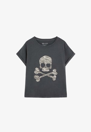 T-shirt gris foncé à manches courtes avec un motif blanc de crâne et os croisés à rayures zèbre sur le devant.