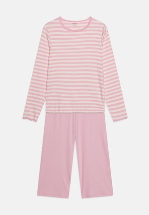 Langsleeve, gestreepte pyjamashirt in lichtroze en wit, gecombineerd met effen roze, wijde broek. Zachte katoenstof met gegolfde randen.