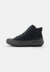 Sneaker alte nere in pelle scamosciata e gomma, con lacci grigi, occhielli in metallo e una finitura testurizzata. Nome del marchio impresso sul lato.