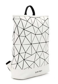 Sac à dos blanc avec motif de triangles géométriques noirs, poignée supérieure noire et texte "SURI FREY" en bas à l'avant.