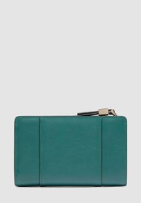 Portafoglio rettangolare in pelle color verde acqua con cuciture visibili e cerniera nera con chiusura dorata su sfondo chiaro.