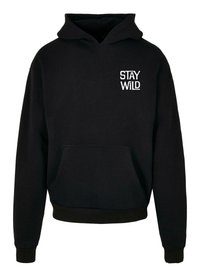 Melna kokvilnas kapuce ar priekšējo kabatu, ar balto tekstu "STAY WILD" kreisajā krūšu zonā. Klasiska pārvilkšanas dizains un regulējama kapuce.