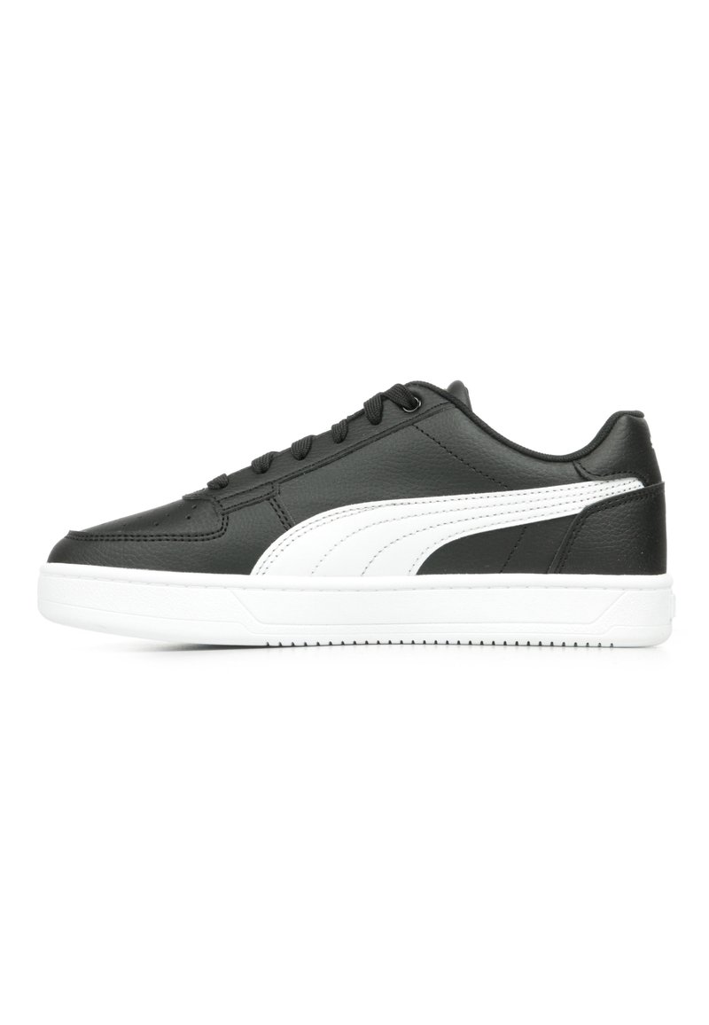 Sneaker en cuir noir avec accents blancs, bout arrondi et surface texturée. Dispose de lacets plats et d'une semelle en caoutchouc blanc avec un motif de grip.