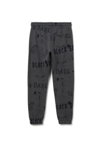 Pantalones deportivos gris oscuro con cintura y puños elásticos, con textos góticos negros dispersos y estampados gráficos, y un bolsillo trasero derecho.