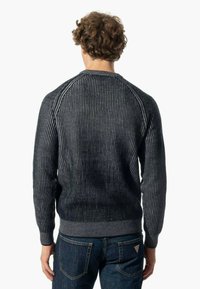 Maglione a righe scure con colletto girocollo, polsini e orlo a coste; tessuto testurizzato in sfumature di grigio, con vestibilità aderente e maniche raglan.