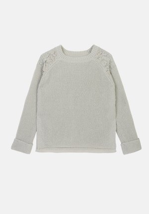Maglione grigio chiaro a costine con colletto tondo e maniche lunghe. Dettagli in pizzo sulle spalle. I polsini sono ripiegati per creare un contrasto di texture.