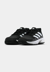 Čierne športové topánky majú textúrovaný zvršok, tri biele pruhy a kontrastnú bielu medzipodrážku s vzorovanou čiernou podrážkou.