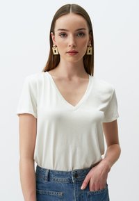 STRAIGHT FIT V-NECK SHORT SLEEVED  - Basic T-shirt - white