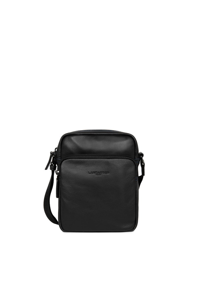 Borsa a tracolla in pelle nera con forma rettangolare, dotata di tasca frontale con zip e tracolla regolabile. Texture liscia, branding minimale.