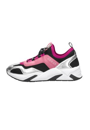 Zwarte, roze en zilveren GUESS sneaker met meshstof, dikke witte zool, treklipje bij de hiel en merklogoveters op een witte achtergrond.