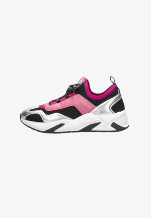 Zwarte, roze en zilveren GUESS sneaker met meshstof, dikke witte zool, treklipje bij de hiel en merklogoveters op een witte achtergrond.