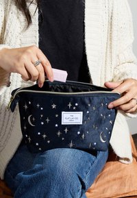 The Flat Lay Co. LUNAR POUCH  - Trousse - blue celestial