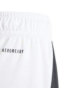 Weiße Sportshorts mit strukturiertem Finish, versehen mit einem schwarzen "AEROREADY"-Logo entlang des Taillenbündchens und einem seitlichen schwarzen Akzent.