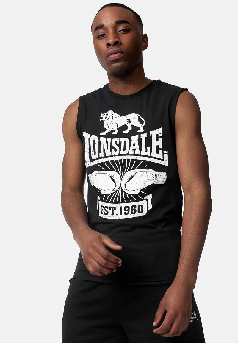 Zwarte mouwloze t-shirt met een wit grafisch ontwerp van een leeuw en bokshandschoenen; gemaakt van zachte katoenen stof, casual pasvorm.