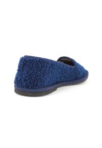 Pantofola blu navy con una parte superiore texturizzata e pelosa e una punta liscia. Suola in gomma, design a profilo basso e senza chiusure visibili.