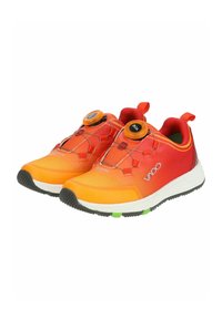 Rote und orange Sportschuhe mit einer strukturierten Oberseite, zirkulärem Schnürmechanismus, weißer Sohle und grünen Akzenten an der Außensohle.
