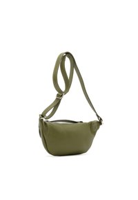 Sac bandoulière en cuir vert avec une finition texturée, une forme arrondie, une sangle ajustable et un détail de boucle en argent.