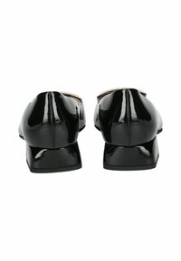 Scarpe in vernice nera con tacco basso a blocco, punta arrotondata e una superficie liscia e lucida. Dettagli delle cuciture visibili sul retro.