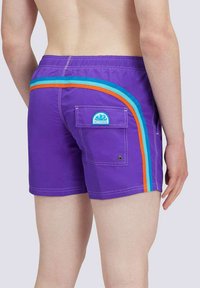 Shorts da bagno viola con un design a strisce blu, arancione e teal lungo il lato, dotati di una tasca a toppa sul retro.