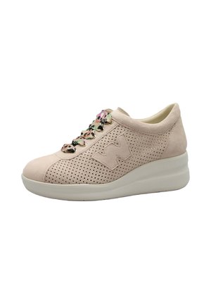 Sneaker beige traforata con suola bianca spessa, "W" ricamata sul lato e lacci colorati con motivo e occhielli dorati.