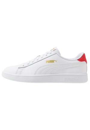 Biały skórzany sneaker Puma z czerwoną zakładką na pięcie, złotym logo Puma po boku, białymi sznurowadłami i białą podeszwą.
