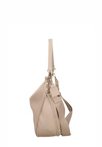 Beige leren tas met een afgeronde vorm, voorzien van een lange schouderriem, een bovenste ritssluiting en zilverkleurige hardware accenten. Gestructureerd oppervlak met zichtbare stiksels.