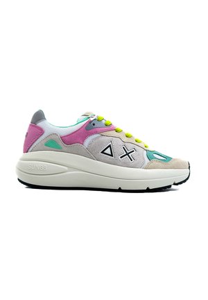 Sneaker con un corpo in rete beige, accenti rosa e menta, logo nero, tallone grigio, suola bianca arrotondata e lacci gialli vivaci.