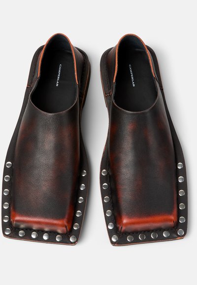 Mørkebrune lædersko med firkantede snuder og sølvnitter rundt om sålerne, mærket "Camperlab" indvendigt.