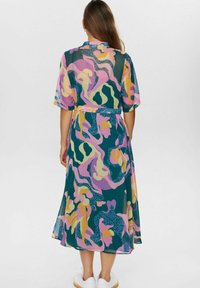 Rochie fluidă, lungime ankle, dintr-un material transparent, cu un model abstract multicolor în nuanțe de roz, verde, galben și albastru. Mâneci scurte și cordon la talie.
