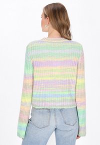 Maglione corto e testurizzato con strisce arcobaleno pastello in verde, rosa e giallo. Design a maglia a coste con scollatura a girocollo.