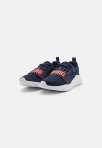 Scarpe sportive navy con una tomaia in rete traspirante, suola bianca a contrasto e logo rosso audace sulla cinghia frontale. Presentano lacci e un'apposita linguetta.