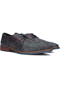 Gevoerde leren schoenen in donkerblauw met een reptielenpatroon in rood en zwart, met een vetersluiting en bruine leren zoolaccenten.