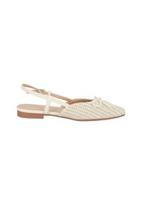 Scarpe slingback piatte intrecciate in crema, con tomaia testurizzata, sottile cinturino alla caviglia e un piccolo dettaglio a fiocco sulla punta. Suola marrone.