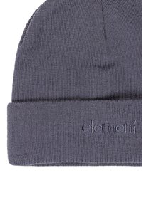 Grijze gebreide beanie met een opgevouwen boord en geborduurd "elementi" logo. De stof heeft een zachte en gladde textuur, geschikt voor koud weer.