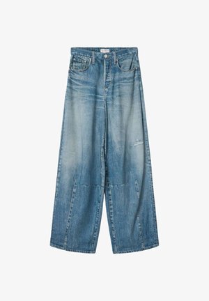 Lichtblauwe denim jeans met wijde pijpen, hoge taille, knopen aan de voorkant, zakken en subtiele distressed details op de rechterdij.