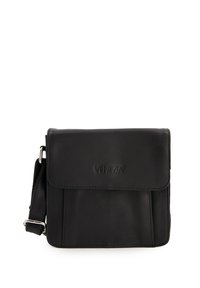 Sort læder crossbody taske med klaplukning, der har en forhåndslomme og en justerbar rem. Logoet er præget på forsiden.