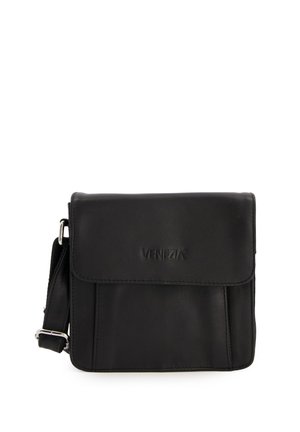 Sort læder crossbody taske med klaplukning, der har en forhåndslomme og en justerbar rem. Logoet er præget på forsiden.