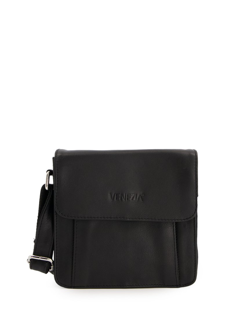 Sort læder crossbody taske med klaplukning, der har en forhåndslomme og en justerbar rem. Logoet er præget på forsiden.