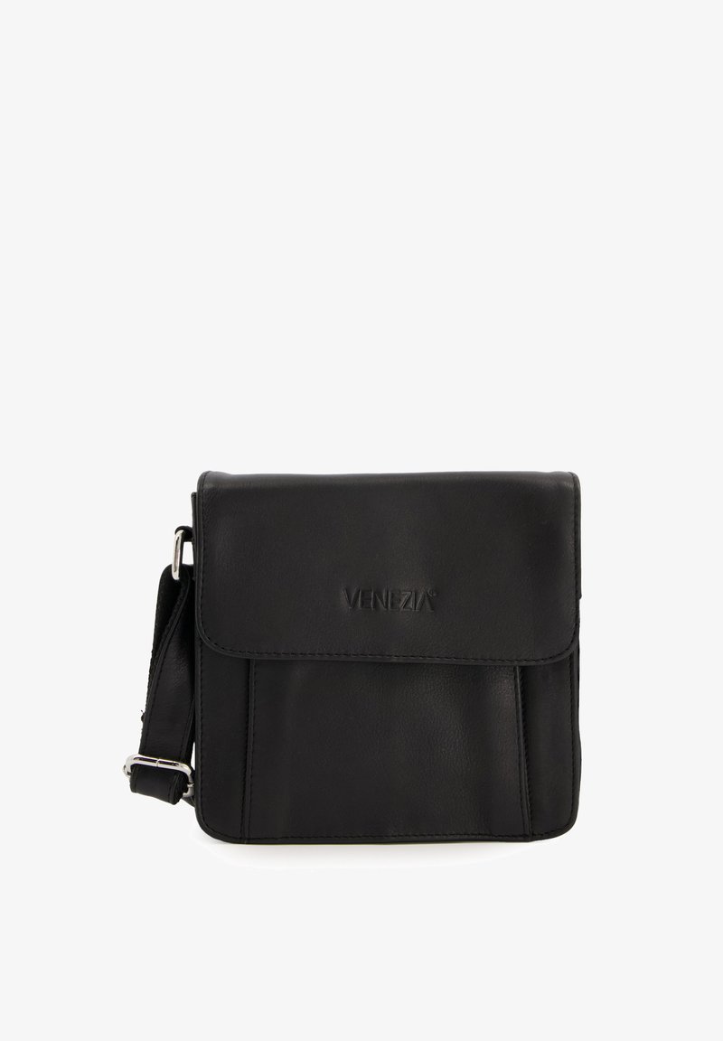 Schwarze Leder-Crossbody-Tasche mit Klappenverschluss, ausgestattet mit einer Vorderseite-Tasche und einem verstellbaren Tragegurt. Logo auf der Vorderseite geprägt.