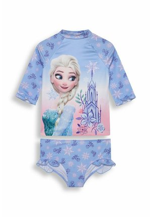 Zweiteiliger Badeanzug für Kinder mit langärmligem Oberteil, das ein blondes, animiertes Mädchen, ein Schloss, Blumen und Schneeflocken auf blauem und pinkfarbenem Hintergrund zeigt.