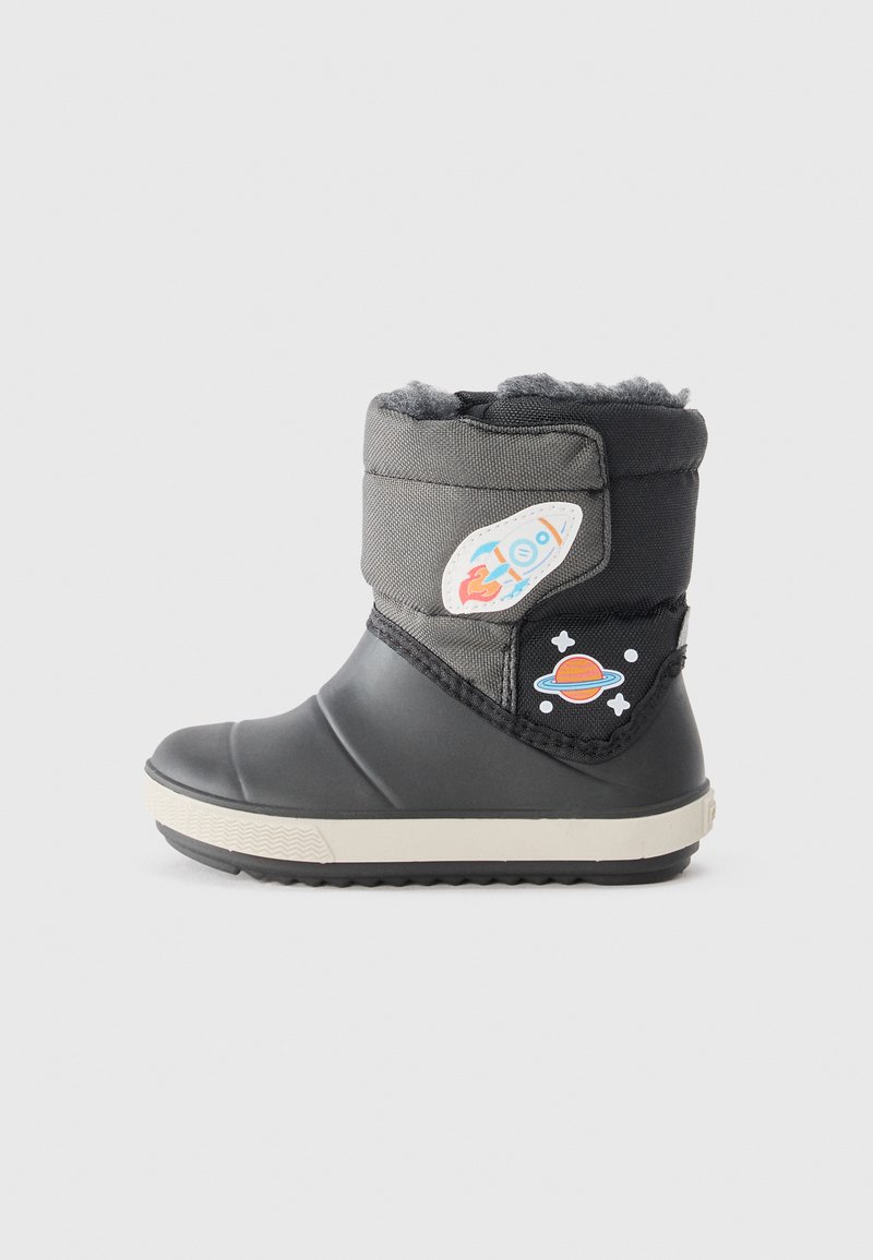 Svart og grå vinterstøvel med en myk foring, gummisåle og dekorative lapper av en rakett og planet på siden.