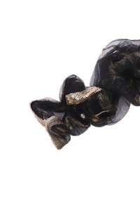 Sciarpa in chiffon nera con dettagli in paillettes dorate, caratterizzata da un aspetto fluido e tessurizzato e da una forma ondulata. Leggera e decorativa.