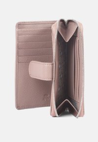 RFID-blokkerende portemonnee in zachtroze leer, met meerdere kaartvakken en een ritscompartiment. Textuurinterieur. Compact ontwerp.