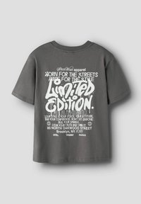 Graues Baumwoll-T-Shirt mit kurzen Ärmeln, das mit auffälligen weißen Textgrafiken und detaillierten Mustern auf der Rückseite versehen ist, darunter eine Produktbeschreibung und ein Logo.