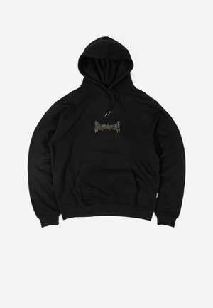 Sudadera negra con capucha, bolsillo delantero y texto intrincado de estilo gótico en gris claro centrado en el pecho.