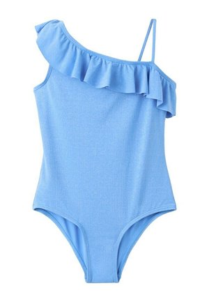 Maillot de bain une pièce bleu clair avec une bretelle à volants dénudant une épaule et une fine bretelle sur fond blanc.