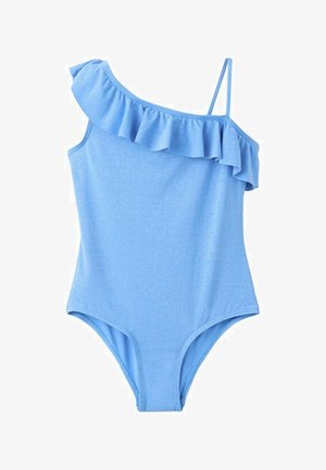 Lichtblauwe eendelige badpak met één gerimpelde off-shoulder band en één dunne schouderband, op een witte achtergrond.